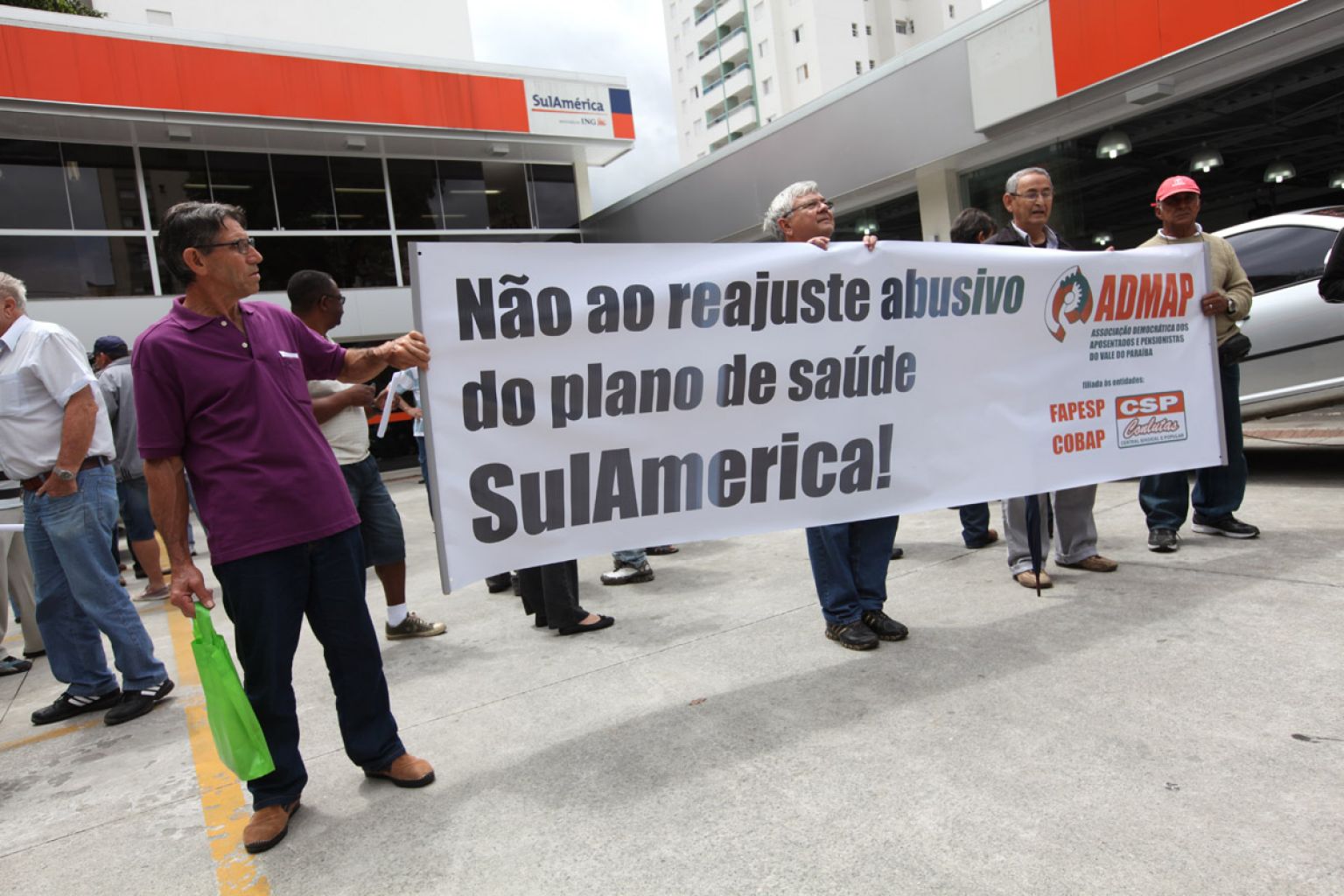 Passeata de aposentados vai à sede de plano de saúde contra reajuste abusivo