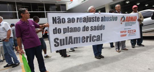 Passeata de aposentados vai à sede de plano de saúde contra reajuste abusivo