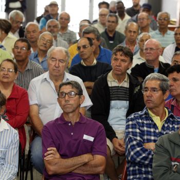 Aposentados durante assembleia
