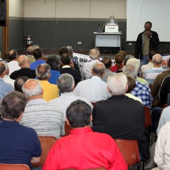 Aposentados durante assembleia
