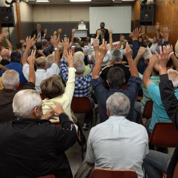 Aposentados durante assembleia