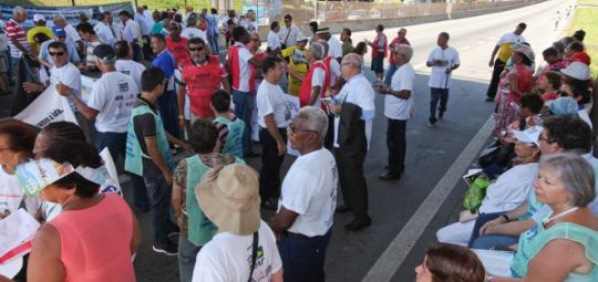 Aposentados bloqueiam Via Dutra contra reajuste indecente
