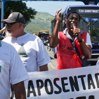 O presidente da Admap, Lauro da Silva, fala durante ocupação da Via Dutra (foto: Tanda Melo)