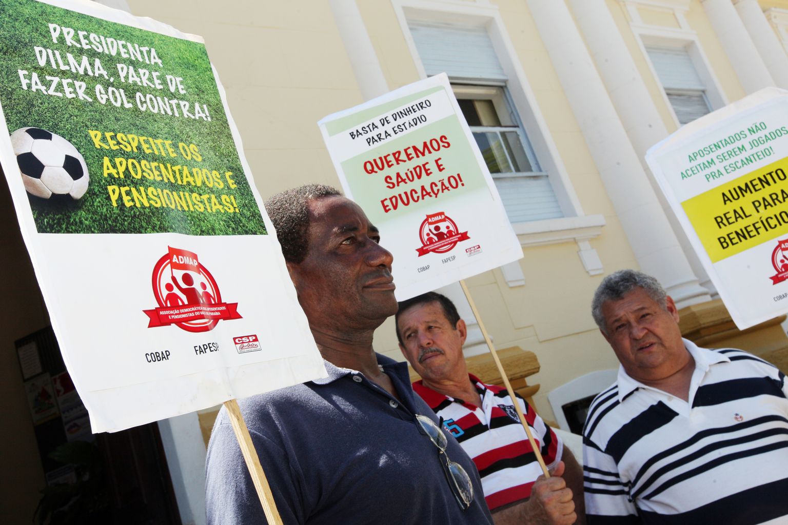 Em protesto no centro, aposentados pedem aumento e criticam gastos com a Copa