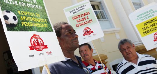 Em protesto no centro, aposentados pedem aumento e criticam gastos com a Copa