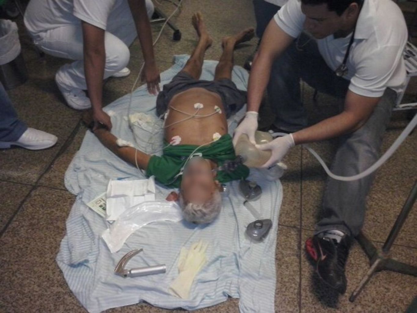 Morre idoso que recebeu atendimento no chão de hospital
