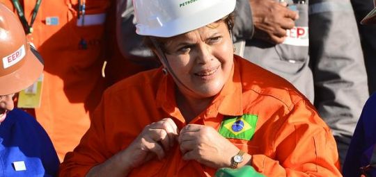 Governo Dilma enfrenta crise com denúncias e queda de popularidade