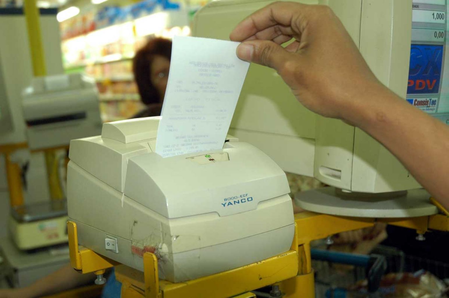 Brasileiro precisa trabalhar cinco meses por ano só para pagar impostos