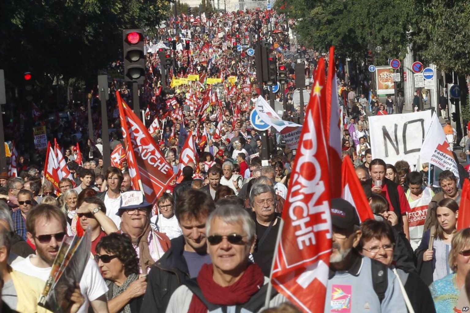Ataque: França congela aposentadoria, salários e benefícios