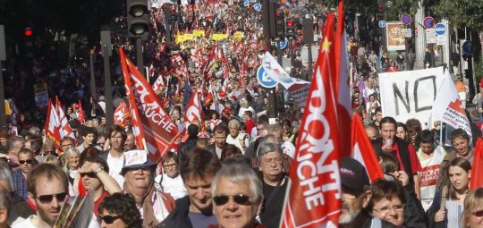 Ataque: França congela aposentadoria, salários e benefícios