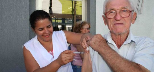 Idosos fazem parte do público-alvo da campanha de vacinação contra a gripe