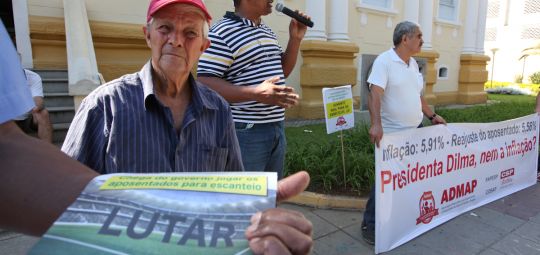 Protesto em São José diz: chega do governo jogar os aposentados para escanteio