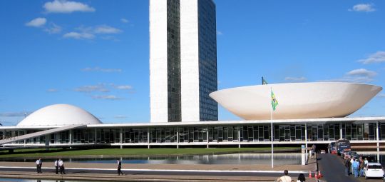Aposentados de todo o país pressionam deputados federais em Brasília