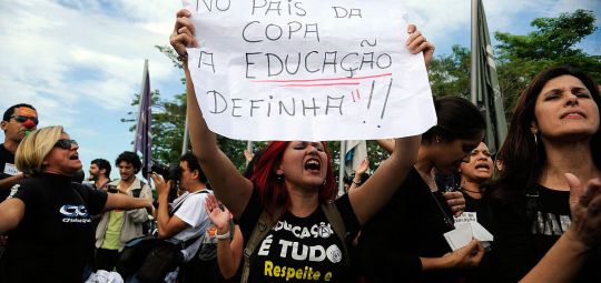 Protesto de professores marca saída da seleção brasileira