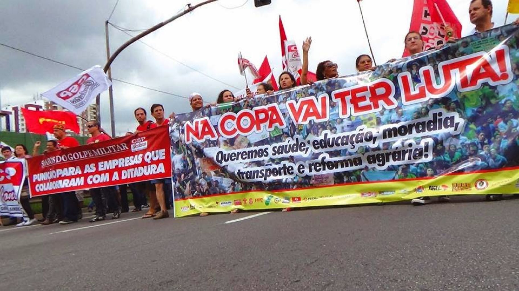 Aposentados vão a protesto na abertura da Copa em São Paulo