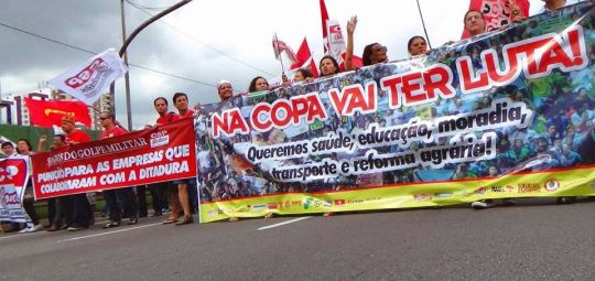 Aposentados vão a protesto na abertura da Copa em São Paulo