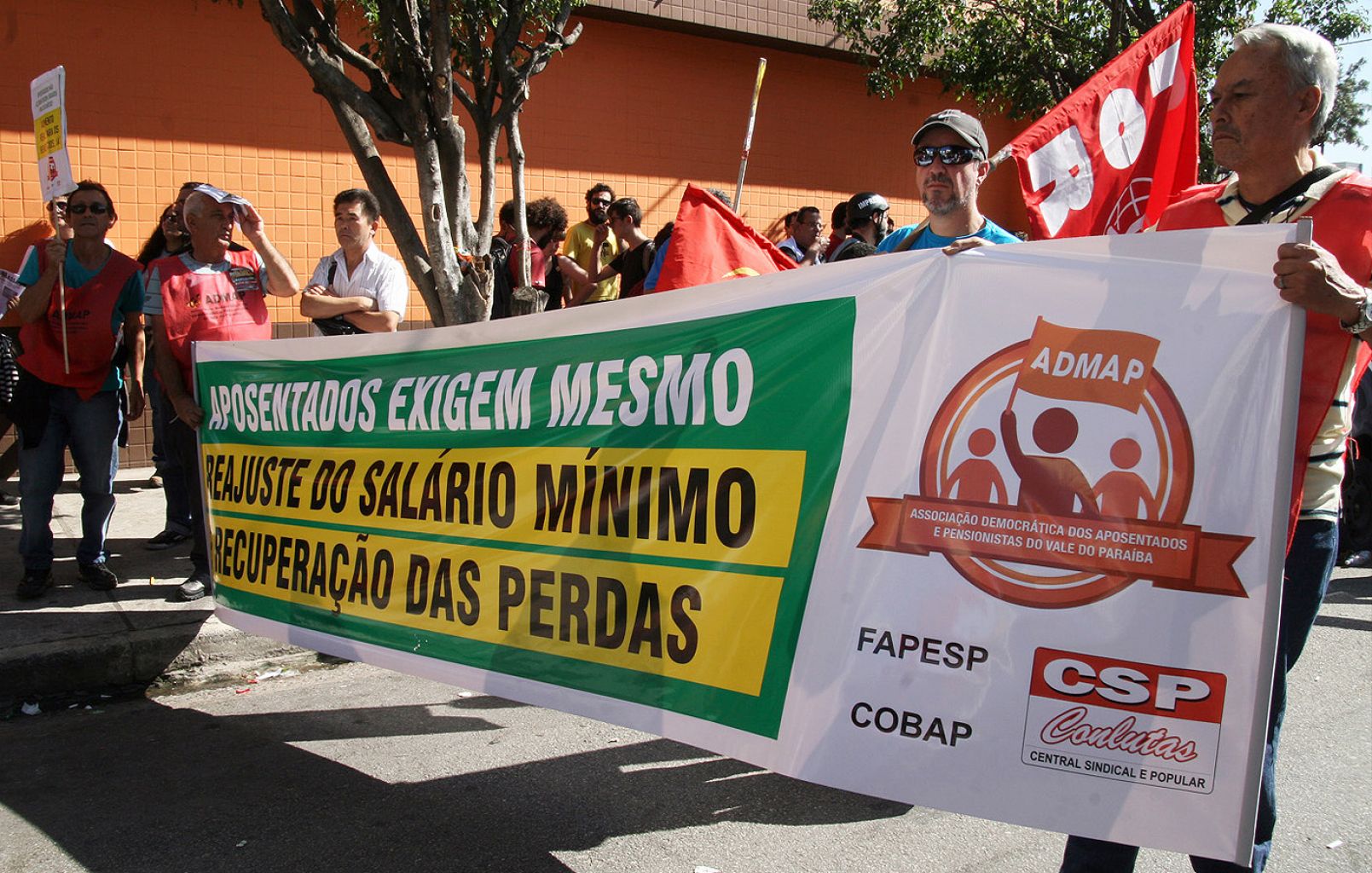 Aposentados participam de protesto no dia da abertura da Copa