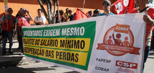 Aposentados participam de protesto no dia da abertura da Copa