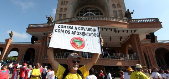 Para a Copa do Mundo, tudo. Para os aposentados, nada!