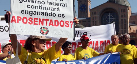 Mais da metade dos aposentados precisou reduzir despesas