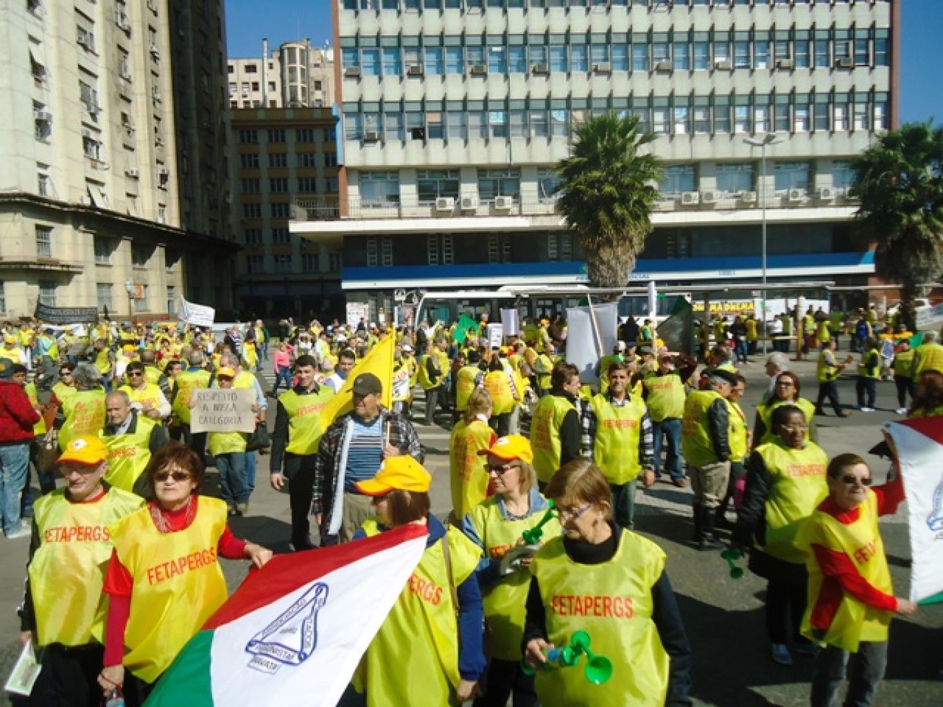 Aposentados param centro de Porto Alegre e exigem respeito