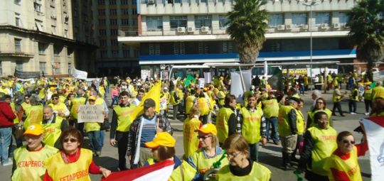 Aposentados param centro de Porto Alegre e exigem respeito