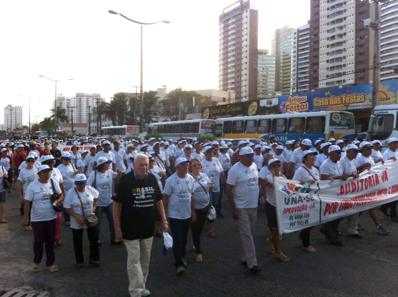 Protesto em Natal reúne 2 mil aposentados e reivindica aprovação de projetos