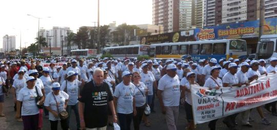 Protesto em Natal reúne 2 mil aposentados e reivindica aprovação de projetos