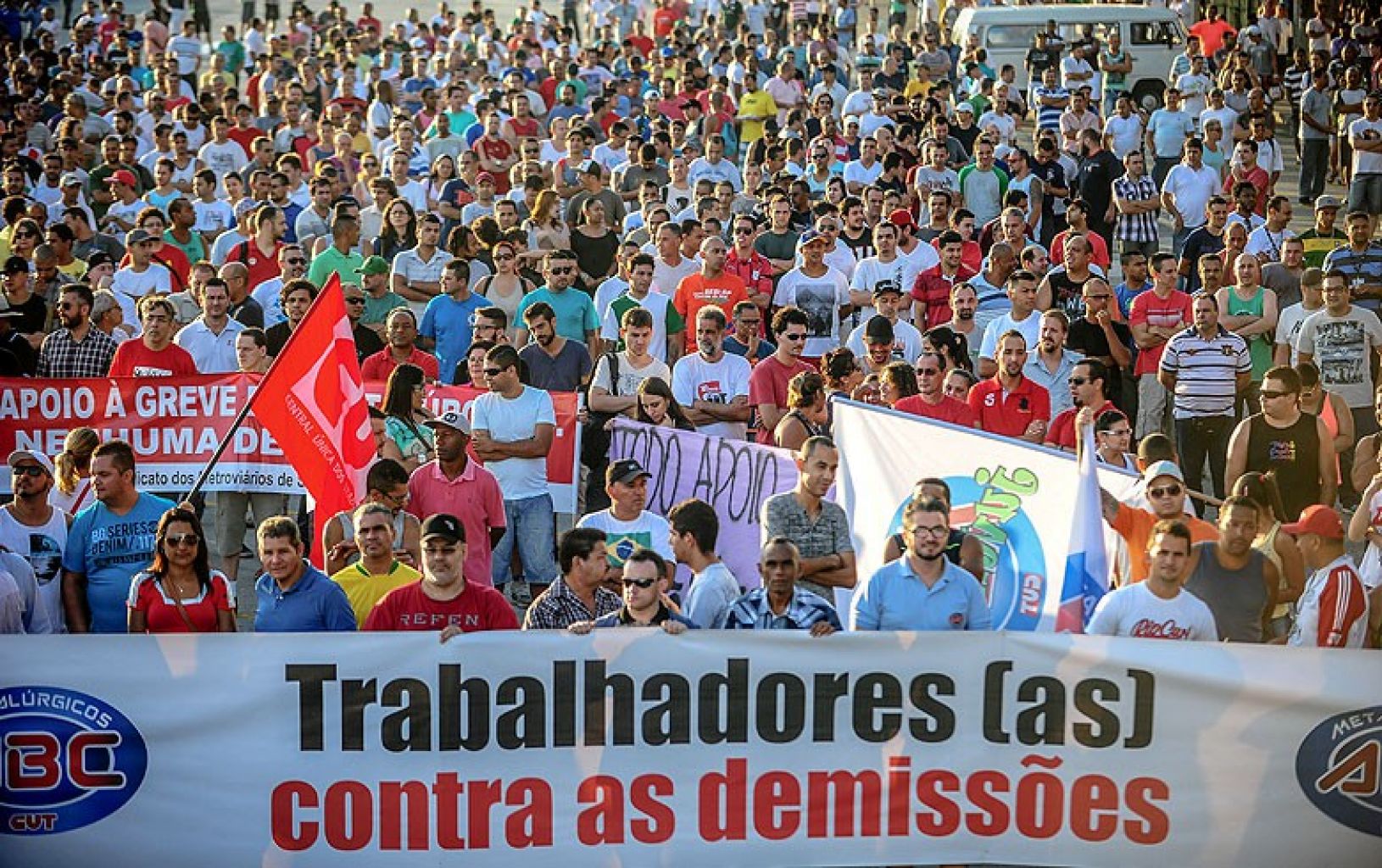 Metalúrgicos do ABC tomam rodovia Anchieta contra demissões