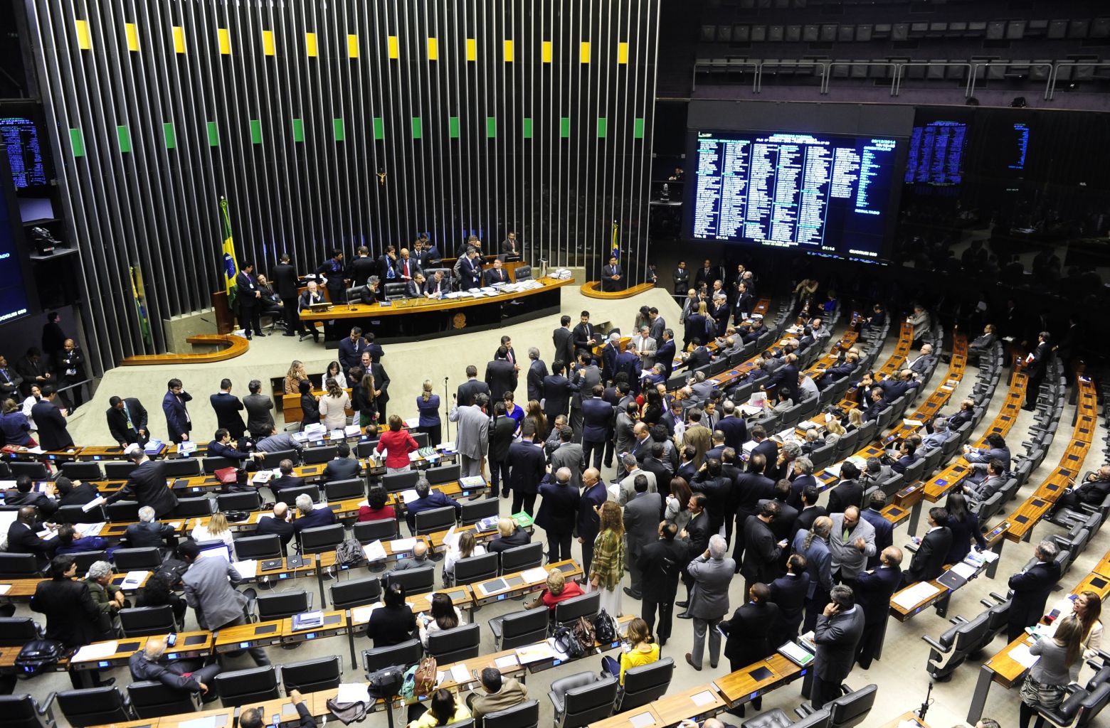 Parlamentares folgam 11 dias no Carnaval e quem paga somos nós