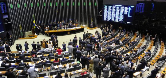 Parlamentares folgam 11 dias no Carnaval e quem paga somos nós