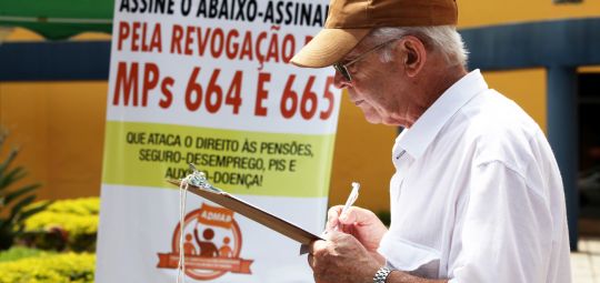 Abaixo-assinado contra ataques de Dilma tem forte adesão