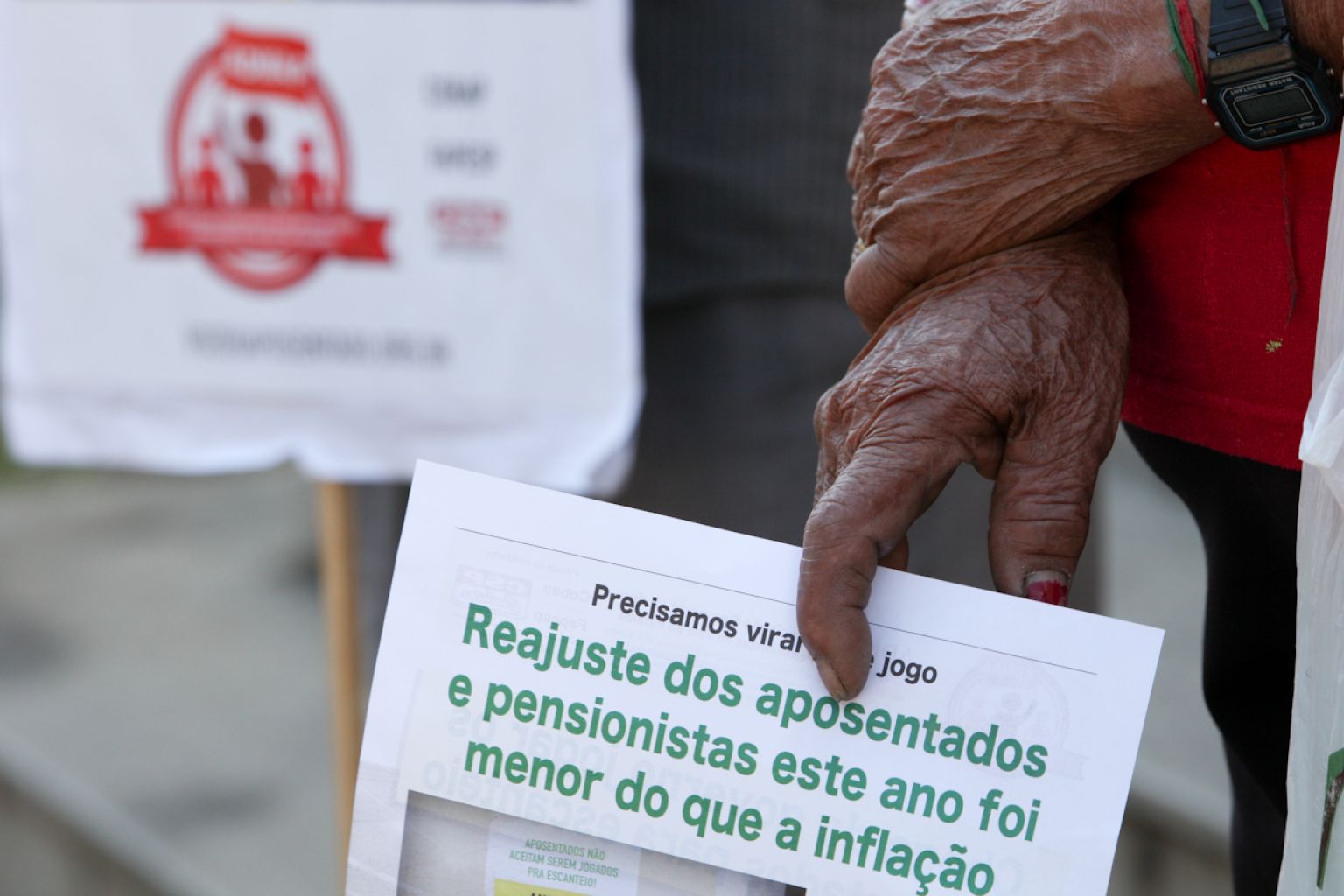 Governo manobra e retira da pauta projeto que estende reajustes de trabalhadores a aposentados