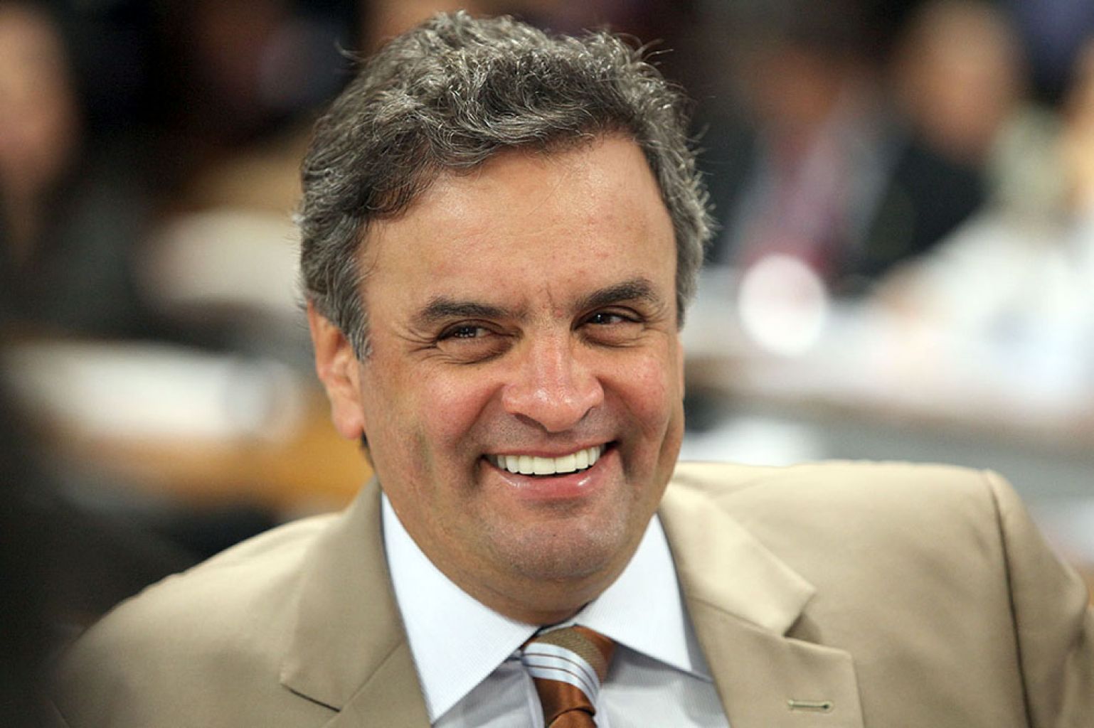 Aécio deve convencer bancada do PSDB a votar contra emenda que beneficia aposentados