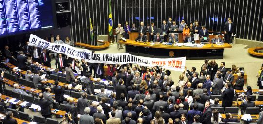 Contra trabalhadores, Câmara aprova projeto que libera terceirizações