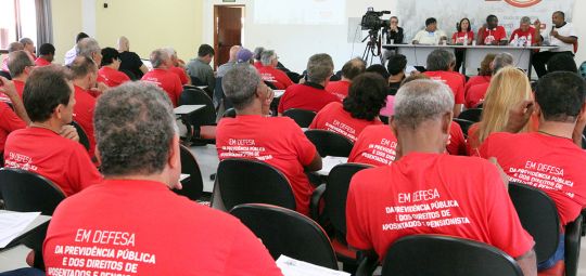 Na abertura do 3º Congresso, aposentados e pensionistas debatem ataques do governo