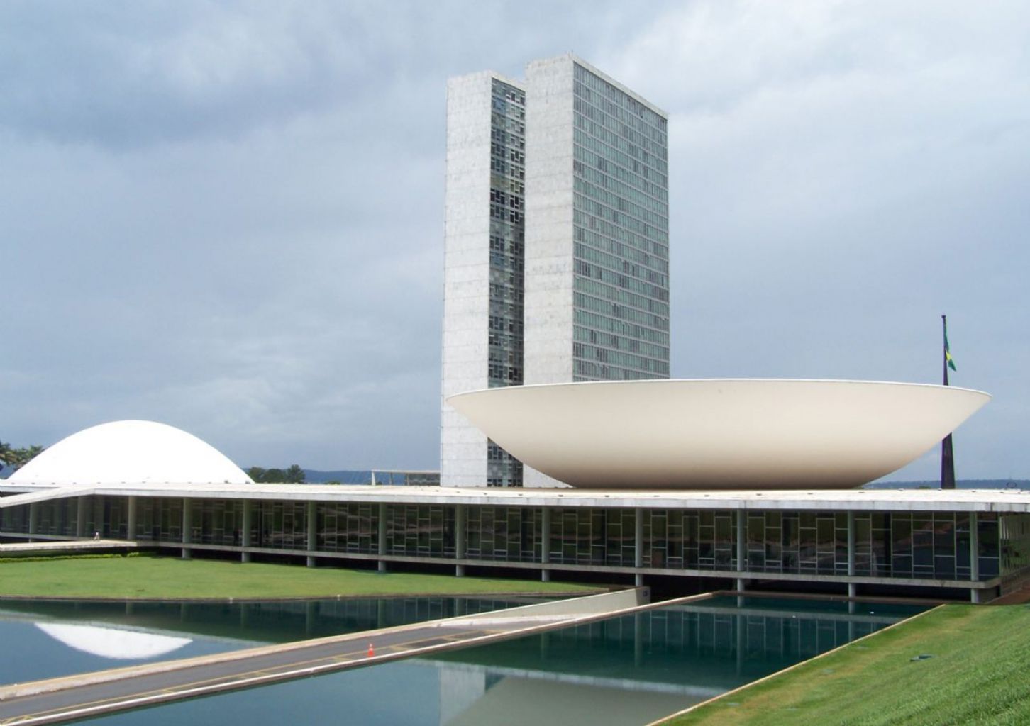 Aposentados pressionam senadores a aprovar aumento real nos benefícios