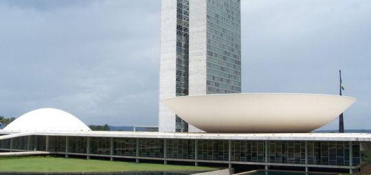 Aposentados pressionam senadores a aprovar aumento real nos benefícios