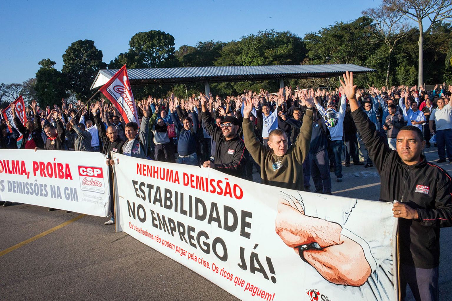 Contra demissões, metalúrgicos da General Motors entram em greve