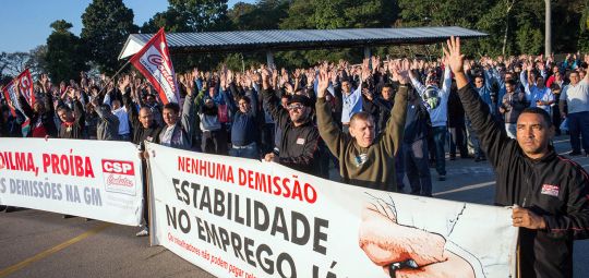 Contra demissões, metalúrgicos da General Motors entram em greve