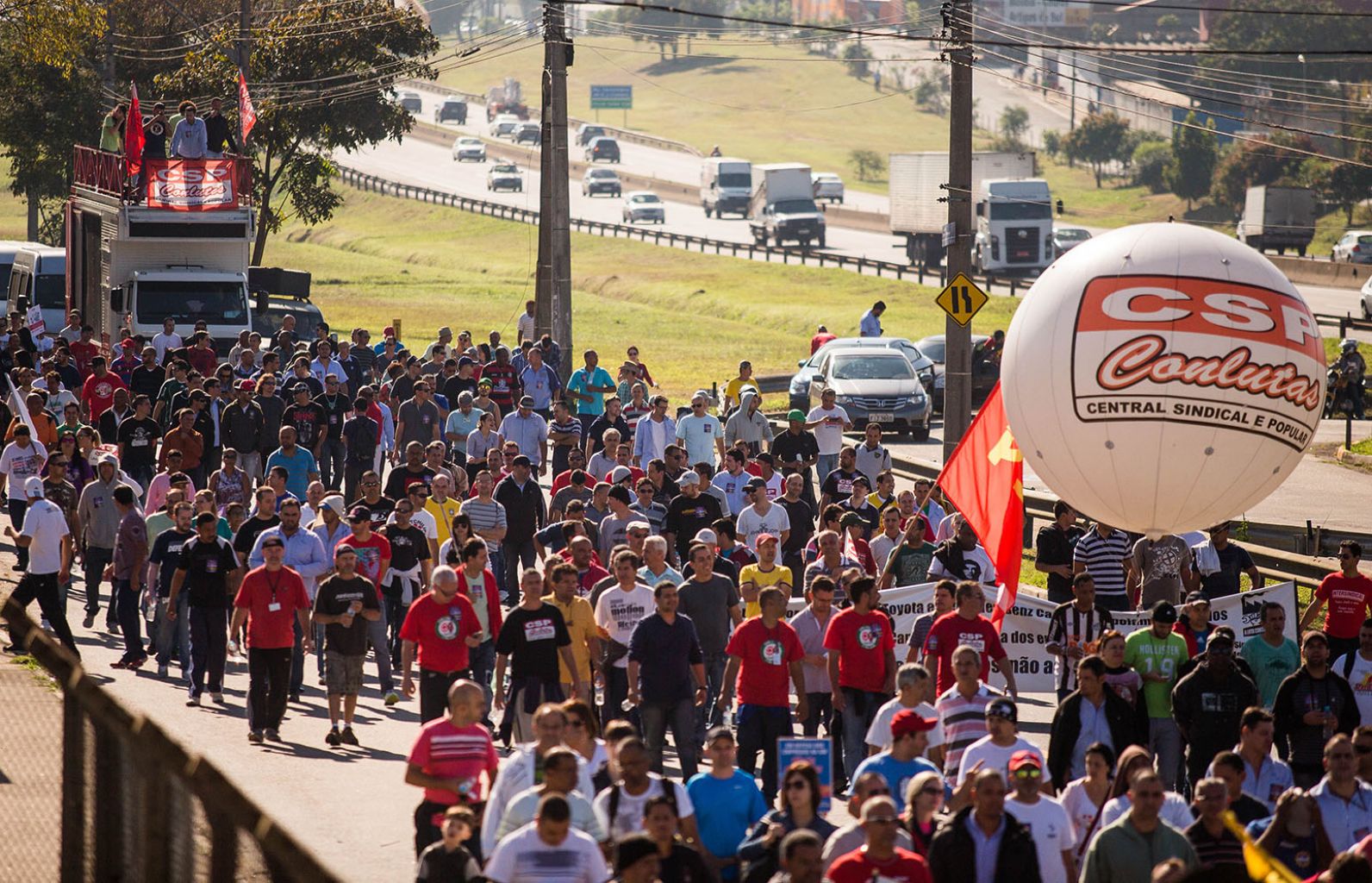 Passeata contra demissões na GM reúne 2 mil manifestantes