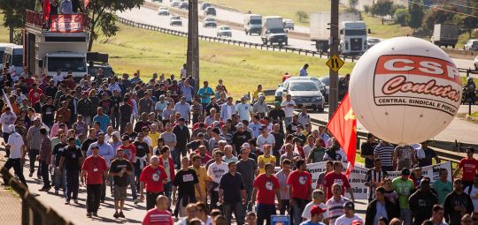 Passeata contra demissões na GM reúne 2 mil manifestantes