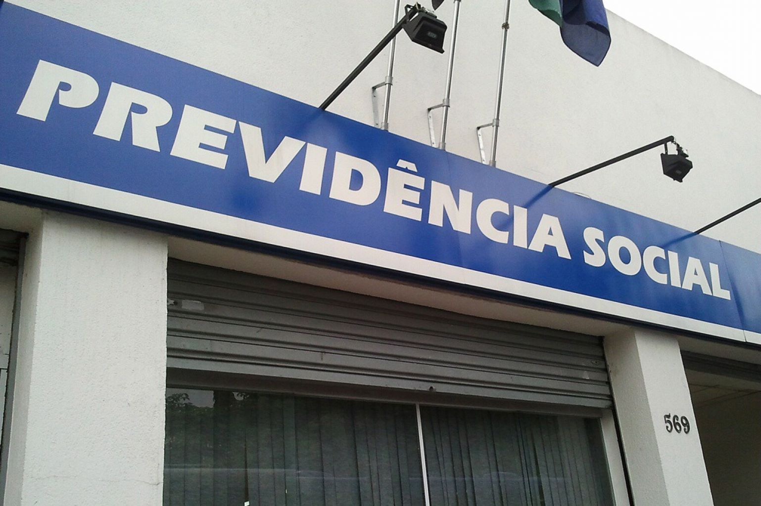 Com contas no vermelho, governo Dilma articula nova reforma da Previdência