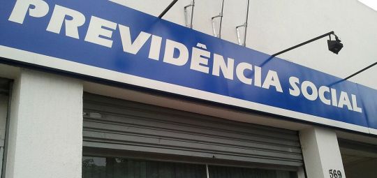 Com contas no vermelho, governo Dilma articula nova reforma da Previdência