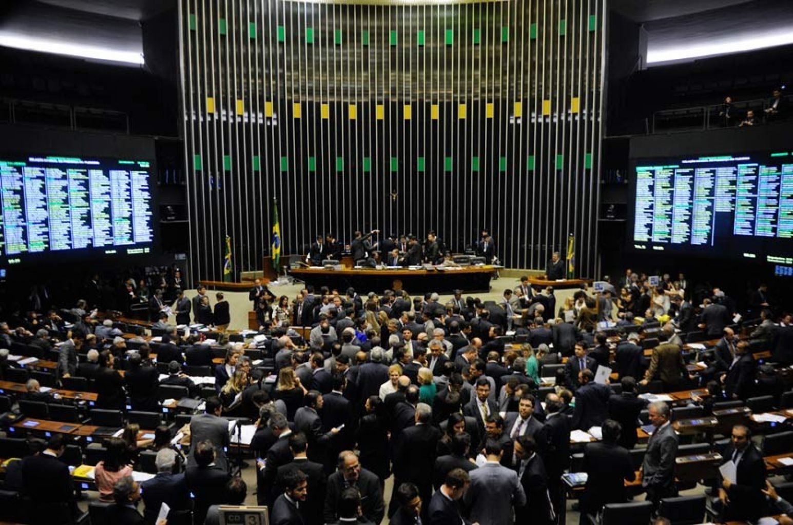 Veto a reajuste maior a aposentados deve ser analisado nesta terça
