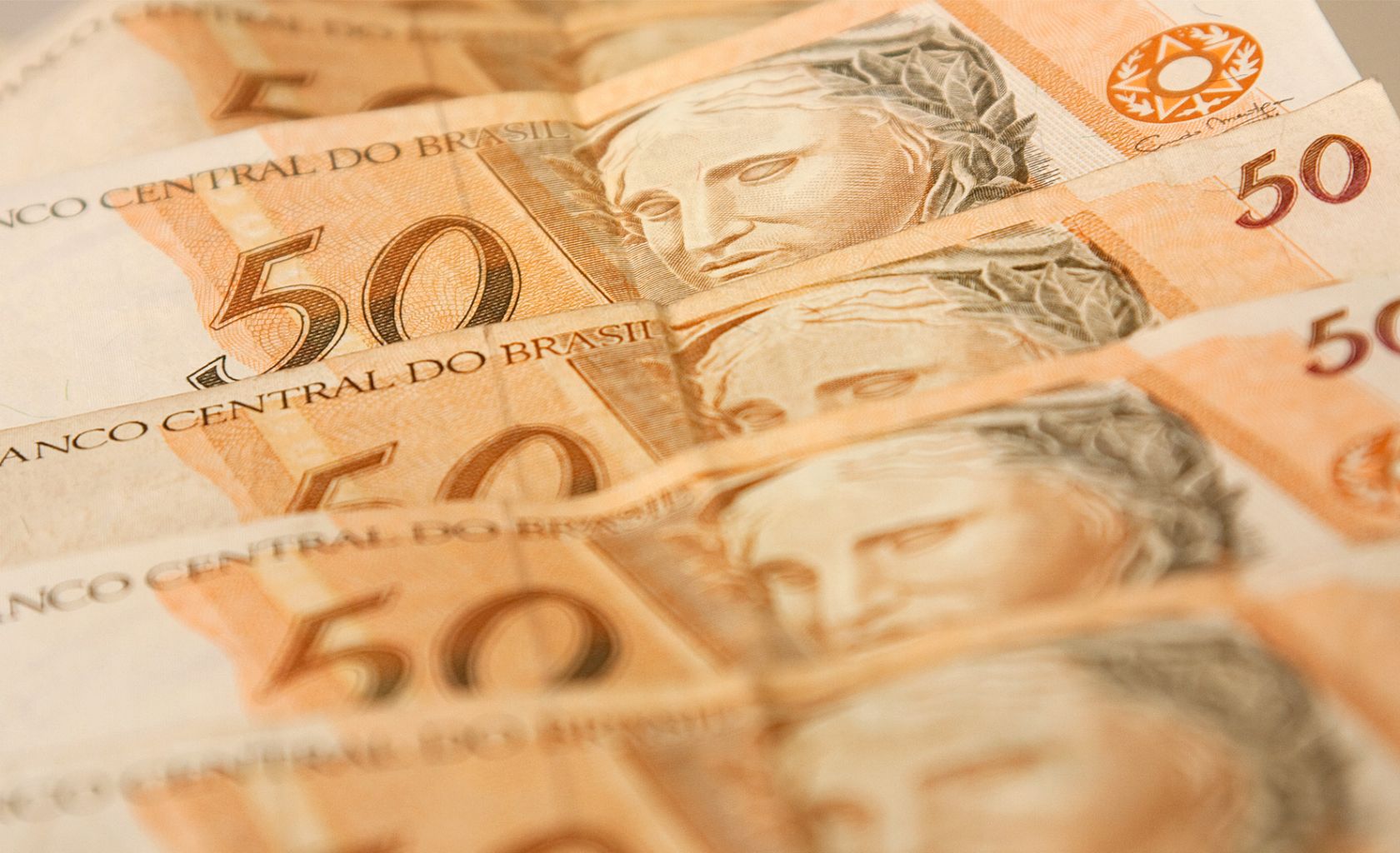 Aposentados e pensionistas começam a receber pagamento do 13º