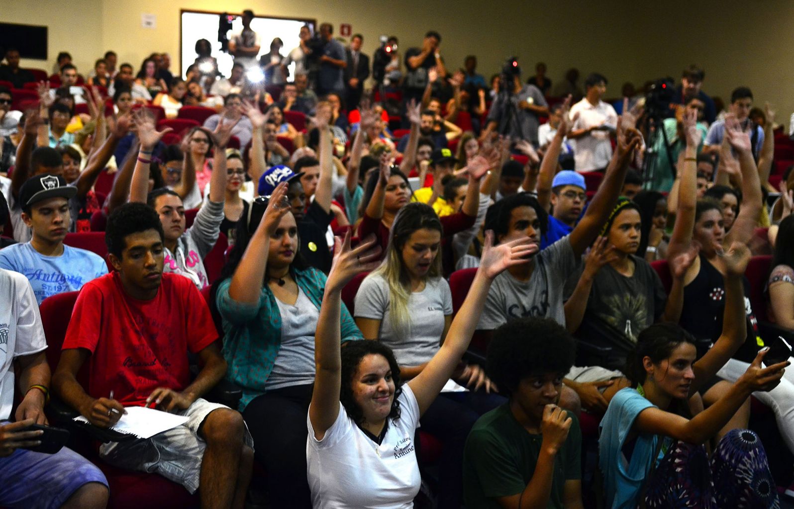 Mobilização de estudantes obriga Alckmin a recuar sobre fechamento de escolas
