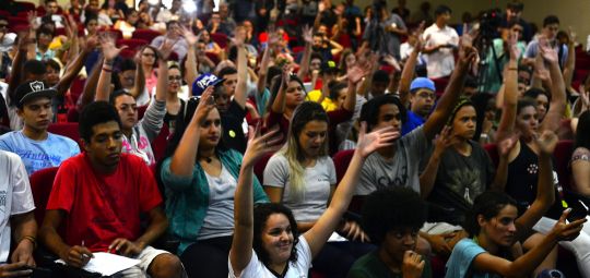 Mobilização de estudantes obriga Alckmin a recuar sobre fechamento de escolas