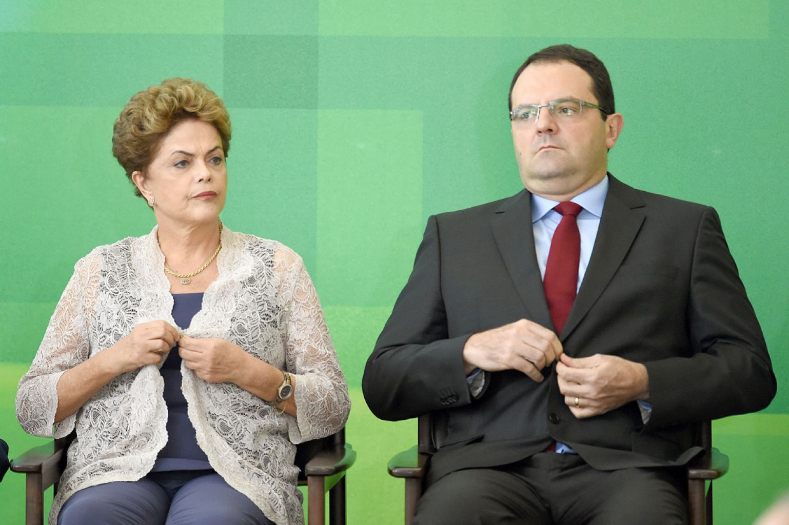 Reforma fiscal de Dilma propõe cortar servidores e aumento real do salário mínimo