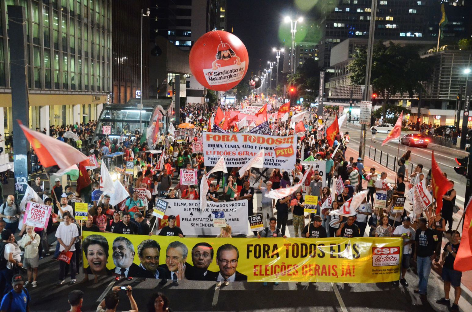 Manifestantes tomam a Paulista e exigem: Fora todos eles!